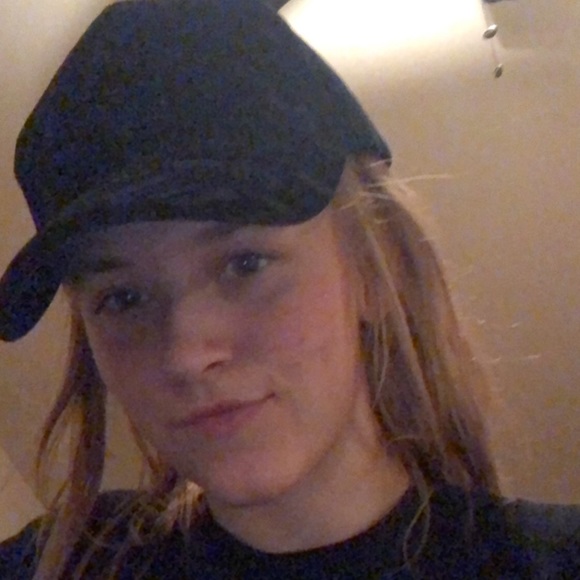 Velvet hat - Picture 2 of 2